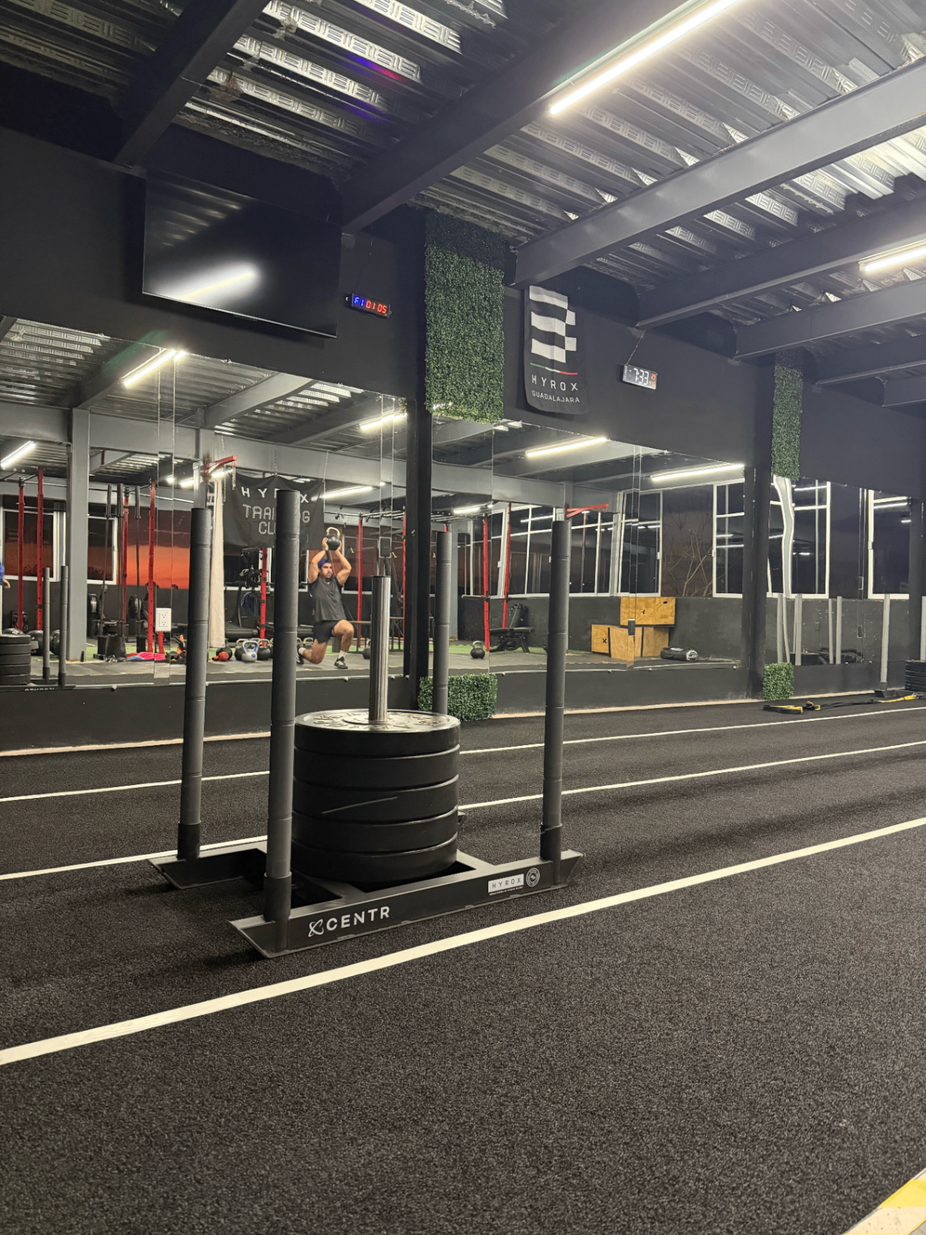 HYROX Training Club · Pista y trineo en casa